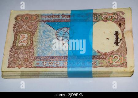 Deux vieilles notes de roupie combinées sur la table, l'argent de l'Inde sur la table tournante. Ancienne monnaie indienne notes sur une table tournante, la monnaie indienne sur la ta Banque D'Images