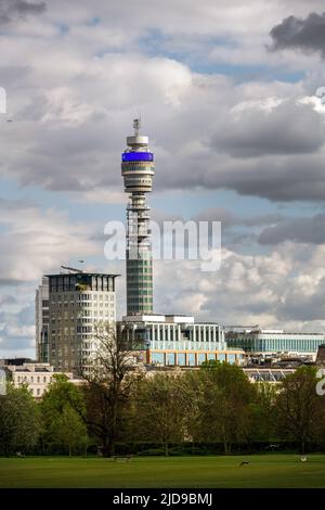 BT Tower, tour de télécommunications de classe II à Fitzrovia, Londres, Angleterre, vue depuis Regent's Park Banque D'Images