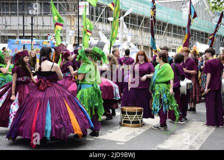 Manchester, Royaume-Uni, 19th juin 2022. Le groupe Juba do Leão, un collectif de tambour et de danse basé à Manchester. Le groupe dit : « où la tête, les mains et les pieds du nord-ouest de l'Angleterre rencontrent le corps, l'âme et l'esprit du nord-est du Brésil ». Des artistes et des artistes participent à la Manchester Day Parade, Manchester, Angleterre, Royaume-Uni. Crédit : Terry Waller/Alay Live News Banque D'Images