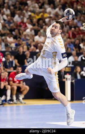 Cologne, Allemagne. 19th juin 2022. Handball: Ligue des Champions, THW Kiel - Telekom Veszprem, finale, finale quatre, match pour 3rd places, Lanxess Arena. Miha Zarabec de Kiel se lance à l'objectif. Credit: Marius Becker/dpa/Alay Live News Banque D'Images