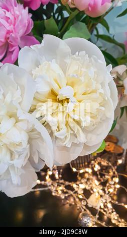 Bouquet de fleurs différentes dans un vase. Fête des mères, Fête des femmes, Saint-Valentin ou anniversaire. Espace de copie Banque D'Images