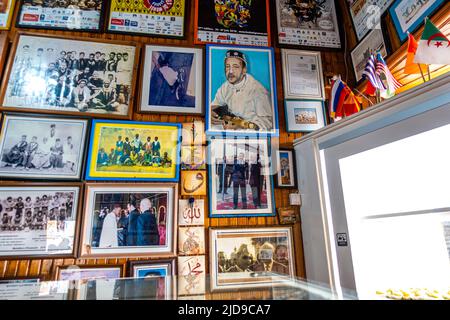 Photos historiques sur le mur à la Patisserie Driss, fondue en 1928. Boutique et café à Essaouira, Maroc Banque D'Images