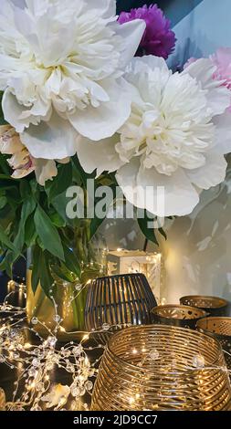 Bouquet de fleurs différentes dans un vase. Fête des mères, Fête des femmes, Saint-Valentin ou anniversaire. Espace de copie Banque D'Images