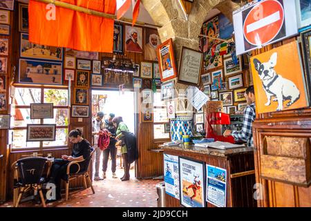 Pâtisserie Driss, fondue en 1928. Pasries, sucreries, gâteau et boutique historique et café à Essaouira, Maroc Banque D'Images
