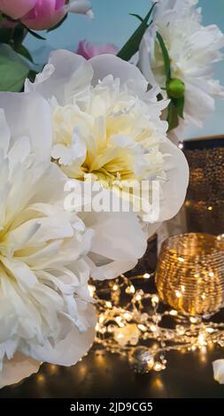 Bouquet de fleurs différentes dans un vase. Fête des mères, Fête des femmes, Saint-Valentin ou anniversaire. Espace de copie Banque D'Images