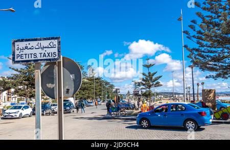 Petit taxi signe en français et arabe - service de taxi bleu à Essaouira, Maroc Banque D'Images