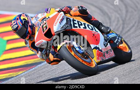 Hohenstein Ernstthal, Allemagne. 19th juin 2022. Motorsport/moto, Grand Prix d'Allemagne, MotoGP, à la Sachsenring. Stefan Bradl d'Allemagne de l'écurie Repsol Honda sur la piste. Credit: Hendrik Schmidt/dpa/Alay Live News Banque D'Images