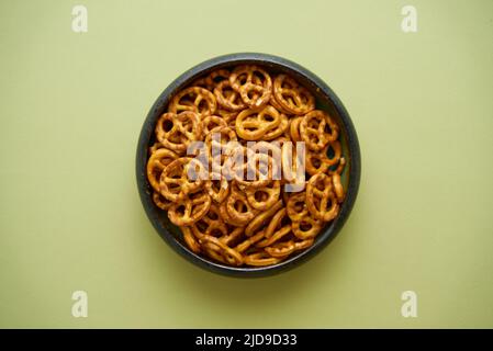 Vue de dessus d'un bol avec des bretzels salés Banque D'Images