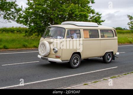 1972 70s années 70 beige blanc VW Volkswagen WESTFALIA Camper van. Volkswagen T2 Early Bay Lowlight Dormobile Volkswagen transporter ; Motor Caravan 1570cc essence ; classique, moderne, supercars et véhicules spécialisés en route vers Lytham St Annes, Lancashire, Royaume-Uni Banque D'Images