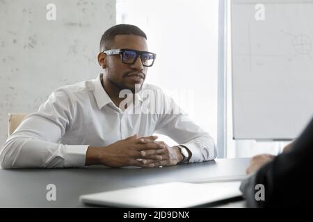 Un candidat africain prend part à un entretien d'emploi dans le bureau de l'entreprise Banque D'Images