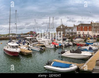 Padstow, Cornouailles, Angleterre. Dimanche 19th juin 2022. Un dimanche chargé autour du port pittoresque de Padstow dans les Cornouailles. Malgré le ciel couvert et la douche ocaisionnelle, les visiteurs affluent encore vers la populaire ville de pêche de Cornish, située sur la rive ouest de l'estuaire de la rivière Camel. Crédit : Terry Mathews/Alay Live News Banque D'Images