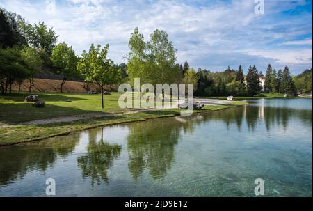 Réserve naturelle de Nembia. Oasis naturaliste du lac Nembia à l'ouest du Trentin-Haut-Adige - Parc naturel d'Adamello-Brenta - nord de l'Italie - sud de l'UE Banque D'Images