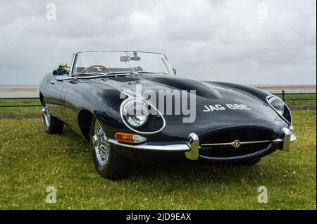 Jaguar E-Type. Voitures classiques sur Lytham Green 2022. Banque D'Images