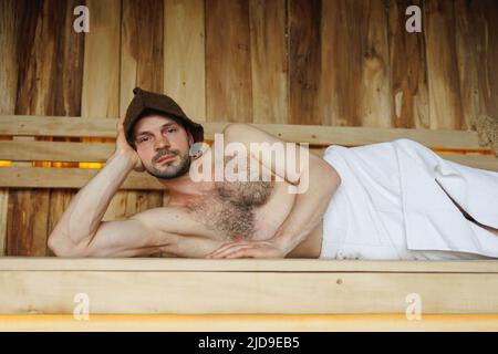 Homme allongé dans le sauna Banque D'Images
