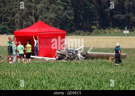 Franconie, Allemagne. 19th juin 2022. 19 juin 2022, Bavière, Büchenbach: La police enquête sur l'épave d'un petit avion qui s'est écrasé à l'approche de l'aérodrome près de Gauchsdorf et qui est allongé dans un champ. Selon un porte-parole de la police, les deux occupants seraient morts. Photo: Daniel Löb/dpa - ATTENTION: Les plaques d'immatriculation d'avion ont été pixélisées pour des raisons juridiques crédit: dpa Picture Alliance/Alay Live News Banque D'Images