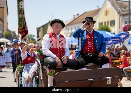 Bruck, Allemagne. 19th juin 2022. Deux Trachtler à bord d'une calèche pendant le défilé traditionnel de costume du Trachtenfest allemand 2022. Credit: Tobias Köhler/dpa/Alay Live News Banque D'Images