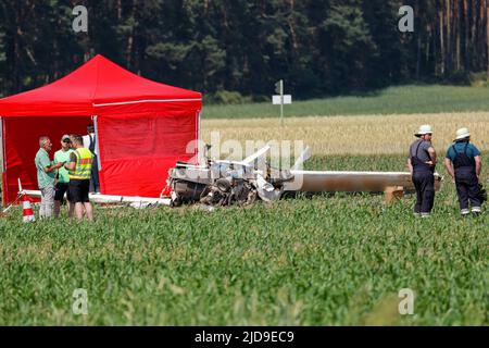 Franconie, Allemagne. 19th juin 2022. 19 juin 2022, Bavière, Büchenbach : police enquêtant sur l'épave d'un petit avion qui s'est écrasé à l'approche du terrain d'aviation près de Gauchsdorf, allongé dans un champ. Selon un porte-parole de la police, les deux occupants seraient morts. Photo: Daniel Löb/dpa - ATTENTION: Les plaques d'immatriculation d'avion ont été pixélisées pour des raisons juridiques crédit: dpa Picture Alliance/Alay Live News Banque D'Images