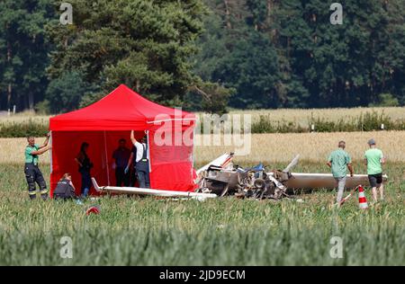 Franconie, Allemagne. 19th juin 2022. 19 juin 2022, Bavière, Büchenbach: La police enquête sur l'épave d'un petit avion qui s'est écrasé à l'approche de l'aérodrome près de Gauchsdorf et qui est allongé dans un champ. Selon un porte-parole de la police, les deux occupants seraient morts. Photo: Daniel Löb/dpa - ATTENTION: Les plaques d'immatriculation d'avion ont été pixélisées pour des raisons juridiques crédit: dpa Picture Alliance/Alay Live News Banque D'Images