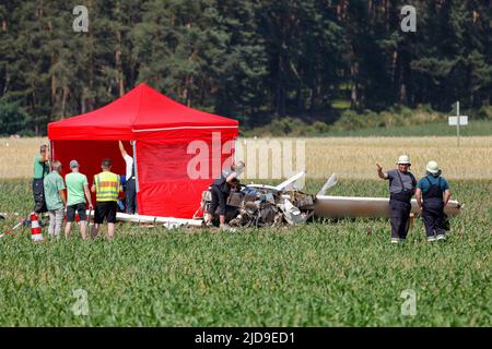 Franconie, Allemagne. 19th juin 2022. 19 juin 2022, Bavière, Büchenbach : police enquêtant sur l'épave d'un petit avion qui s'est écrasé à l'approche du terrain d'aviation près de Gauchsdorf, allongé dans un champ. Selon un porte-parole de la police, les deux occupants seraient morts. Photo: Daniel Löb/dpa - ATTENTION: Les plaques d'immatriculation d'avion ont été pixélisées pour des raisons juridiques crédit: dpa Picture Alliance/Alay Live News Banque D'Images