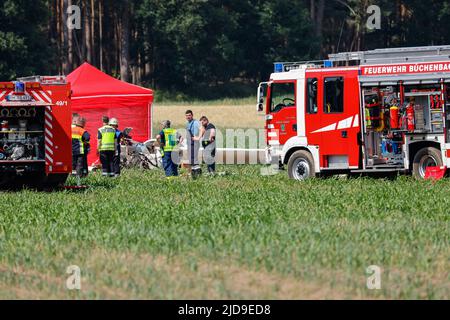 Franconie, Allemagne. 19th juin 2022. 19 juin 2022, Bavière, Büchenbach: La police enquête sur l'épave d'un petit avion qui s'est écrasé à l'approche de l'aérodrome près de Gauchsdorf et qui est allongé dans un champ. Selon un porte-parole de la police, les deux occupants seraient morts. Photo: Daniel Löb/dpa - ATTENTION: Les plaques d'immatriculation d'avion ont été pixélisées pour des raisons juridiques crédit: dpa Picture Alliance/Alay Live News Banque D'Images