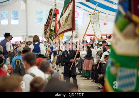 Bruck, Allemagne. 19th juin 2022. Les drapeaux ondulés entrent dans la tente du festival après la dernière parade du Festival du costume traditionnel allemand 2022. Credit: Tobias Köhler/dpa/Alay Live News Banque D'Images