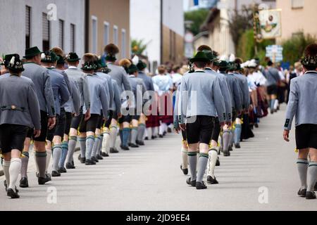 Bruck, Allemagne. 19th juin 2022. Un groupe de Trachtler participe à la parade du Trachtenfest allemand 2022. Credit: Tobias Köhler/dpa/Alay Live News Banque D'Images