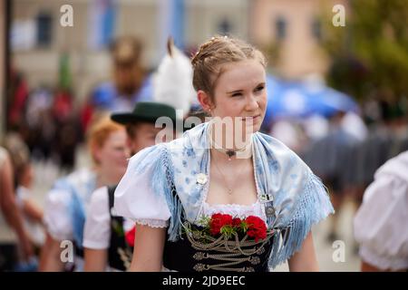 Bruck, Allemagne. 19th juin 2022. Un Trachtler participe à la parade du Trachtenfest allemand 2022. Credit: Tobias Köhler/dpa/Alay Live News Banque D'Images