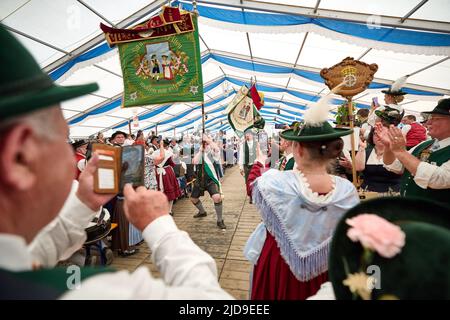 Bruck, Allemagne. 19th juin 2022. Les drapeaux ondulés entrent dans la tente du festival après la dernière parade du Festival du costume traditionnel allemand 2022. Credit: Tobias Köhler/dpa/Alay Live News Banque D'Images