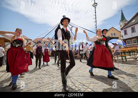 Bruck, Allemagne. 19th juin 2022. Un groupe de Trachtler et Trachtlerinnen dansant lors de la dernière parade du Trachttenfest allemand 2022. Credit: Tobias Köhler/dpa/Alay Live News Banque D'Images