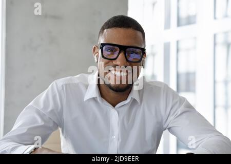 Tête de prise de vue webcam portrait homme d'affaires africain réussi passer des appels vidéo Banque D'Images