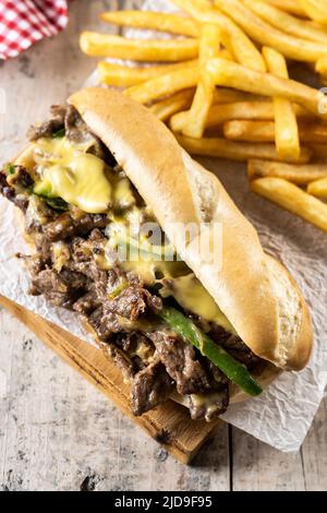 Sandwich au steak au fromage Philly sur une table en bois Banque D'Images