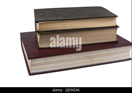 Pile de livres isolée sur fond blanc. Grand livre rouge et deux livres verts. Livres fermés avec pages jaunrées. Couverture rigide. Littérature, lire Banque D'Images