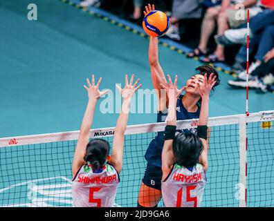 Ville de Quezon. 19th juin 2022. Jin Ye (en haut) de la Chine pointes lors du match de la FIVB Volleyball Nations League Women's Pool 4 entre la Chine et le Japon à Quezon City, aux Philippines, sur 19 juin 2022. Crédit: Rouelle Umali/Xinhua/Alamy Live News Banque D'Images