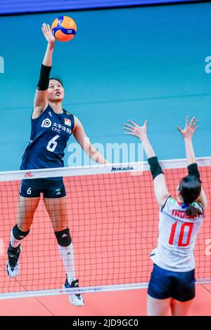 Ville de Quezon. 19th juin 2022. Gong Xiangyu (L) de Chine pointes lors du match de la FIVB Volleyball Nations League Women's Pool 4 entre la Chine et le Japon dans la ville de Quezon, les Philippines sur 19 juin 2022. Crédit: Rouelle Umali/Xinhua/Alamy Live News Banque D'Images