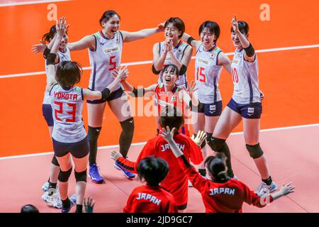 Ville de Quezon. 19th juin 2022. Les joueurs du Japon célèbrent la victoire du match de la FIVB Volleyball Nations League Women's Pool 4 entre la Chine et le Japon à Quezon City, aux Philippines, sur 19 juin 2022. Crédit: Rouelle Umali/Xinhua/Alamy Live News Banque D'Images