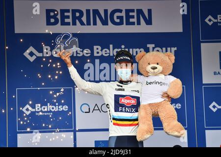 Belgique Dries de Bondt d'Alpecin-Fenix photographiée sur le podium après la dernière étape de la course cycliste Baloise Belgium Tour, 189,9km de Gingelom à Beringen, dimanche 19 juin 2022. La visite de la Baloise Belgique a lieu du 15 au 19 juin. BELGA PHOTO DAVID STOCKMAN Banque D'Images