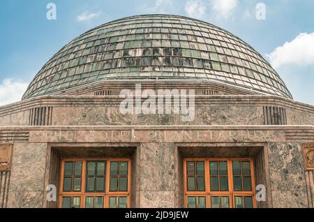 Adler Planetarium est un musée public dédié à l'étude de l'astronomie et de l'astrophysique, situé sur les rives du lac Michigan à Chicago, Illinois Banque D'Images