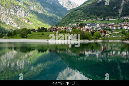 Vue sur le lac Molveno dans le parc naturel Adamello - Brenta. Le lac est situé sur la rive de Molveno au pied du groupe des Dolomites Brenta, en Italie Banque D'Images