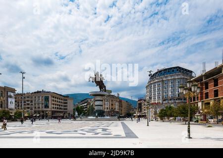 Skopje, Macédoine - juin 2022 : Alexandre le Grand monument de Makedonski et la vue sur la place macédonienne à Skopje, en Macédoine du Nord Banque D'Images