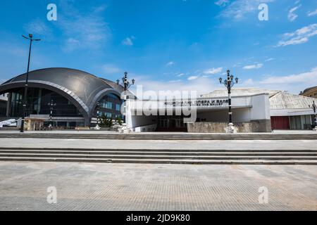 Skopje, Macédoine - juin 2022: Opéra et Ballet House dans le centre de la ville de Skopje, Macédoine du Nord. Le bâtiment moderne de l'Opéra Banque D'Images