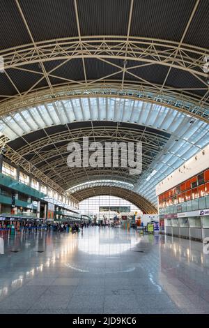 Izmir, Turquie - juin 2022 : architecture du terminal de départ de l'aéroport d'Izmir Adnan Menderes. L'aéroport d'Izmir est l'un des aéroports les plus fréquentés de Turquie. Banque D'Images