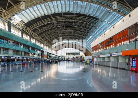 Izmir, Turquie - juin 2022 : architecture du terminal de départ de l'aéroport d'Izmir Adnan Menderes. L'aéroport d'Izmir est l'un des aéroports les plus fréquentés de Turquie. Banque D'Images