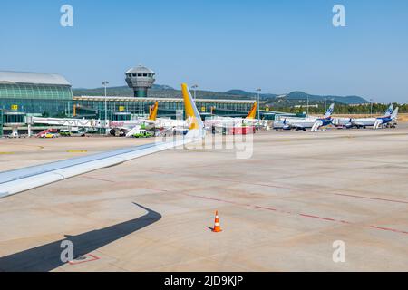 Izmir, Turquie - juin 2022 : terminal de départ de l'aéroport d'Izmir Adnan Menderes et piste d'atterrissage avec avions. Aéroport d'Izmir Banque D'Images