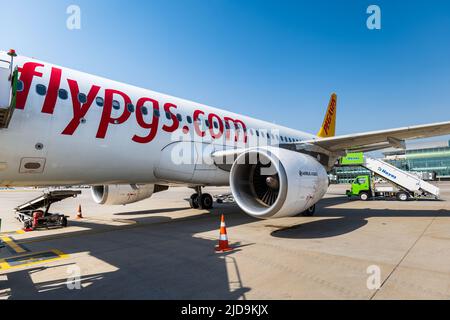 Izmir, Turquie - juin 2022 : avion Airbus de Pegasus Airlines sur la piste de l'aéroport Izmir Adnan Menderes. Pegasus Airlines Banque D'Images