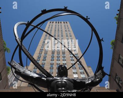 La statue de l'Atlas devant le Rockefeller Center. Banque D'Images