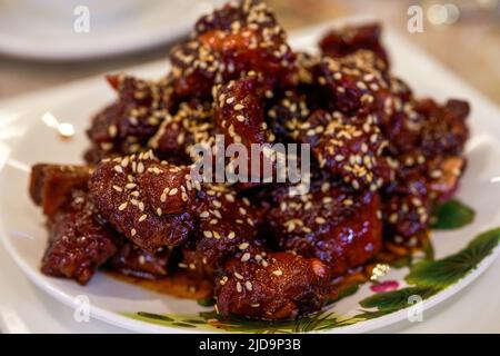 Un délicieux plat chinois, des côtes de prune aigres et sucrées Banque D'Images