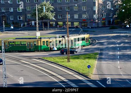 Tramways jaunes et verts d'Helsinki, Finlande, juin 2022 Banque D'Images