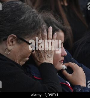 El Monte, États-Unis. 19th juin 2022. Jayde Santana, 9 ans, au centre, fille de l'officier Joseph Santana, est réconfortée par sa arrière-grand-mère Sara Pinedo lors d'une veillée pour Santana et son collègue Michael Paredes, Qui ont été tués dans une fusillade dans un motel mardi, au centre civique d'El Monte, en Californie, samedi, à 18 juin 2022. Photo de Jim Ruymen/UPI crédit: UPI/Alay Live News Banque D'Images