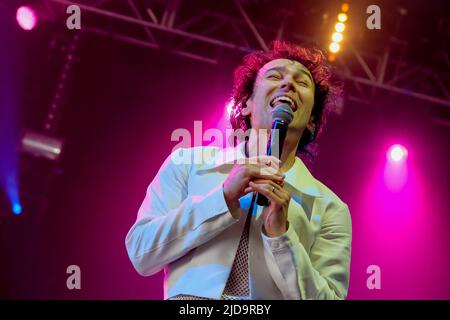 Newport, Royaume-Uni. 19th juin 2022. Maxwell George Schneider, acteur américain, chanteur et artiste d'enregistrement multiplatine de Sony, connu par son mononym MAX, intitulé « Young Pop God by GQ », et « top pop star to Watch » de Billboard se produit en direct sur scène au Festival de l'île de Wight, à Newport. Crédit : SOPA Images Limited/Alamy Live News Banque D'Images