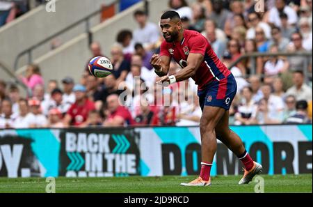 Twickenham, Royaume-Uni. 19th juin 2022. Angleterre V Barbarians. Stade de Twickenham. Twickenham. Joe Cokanasiga (Angleterre) pendant le match de rugby Angleterre V Barbarians. Credit: Sport en images/Alamy Live News Banque D'Images